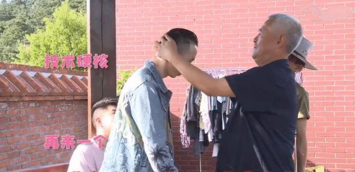 【BJL平台官网】
明星片场照片曝光：私底下他们竟是这个样子(图8)